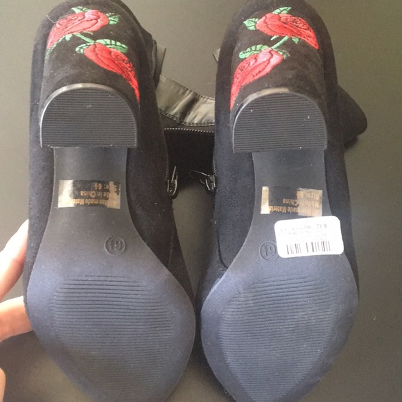 NWT cute Black faux suede embroidered booties - Picture 3 of 3